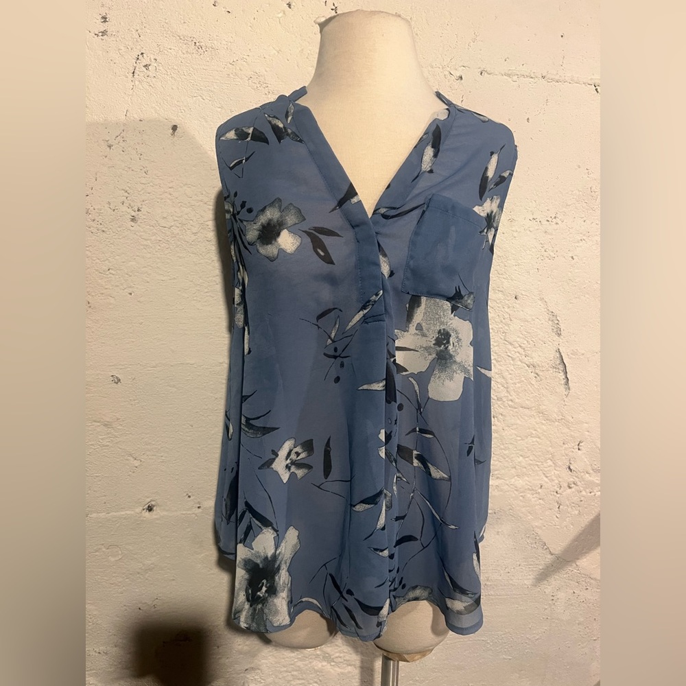 GF floral print sleeveless blouse. Pocket on left breast. Pristine condition.